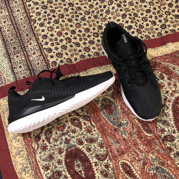 nike running renew arena trainers in black